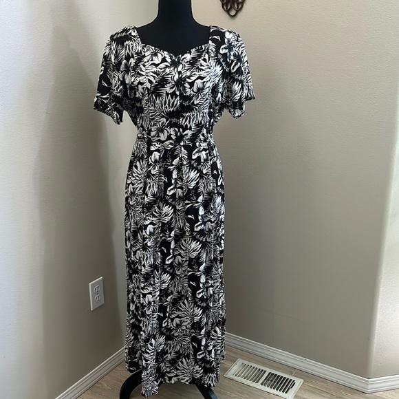 Erika Dresses & Skirts - ERIKA VINTAGE WOMENS BLACK/WHITE FLORAL DRESS‎ SIZE large